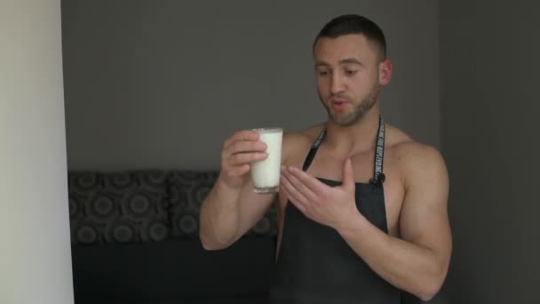 Een blogger kost een cocktail door zichzelf op video neer te schieten. — Stockvideo