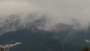 Dağlarda soğuk, sisli bir sabah