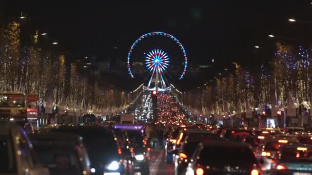 Париж - Франція - грудень 2016 року. Транспортні затори на Єлисейських полях. Ferris Wheel, Egyptian Obelisk background Різдвяне світло. — стокове відео