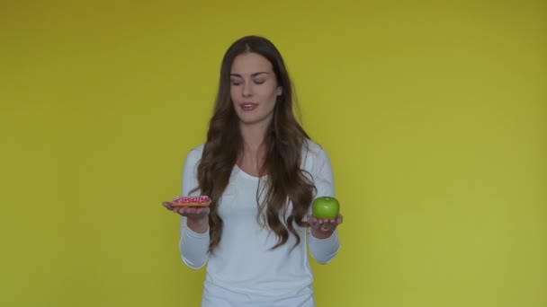 Zdrowe Kontra Niezdrowe Jedzenie Brunetka Kobieta Zdrowe Lub Niezdrowe Jedzenie — Wideo stockowe