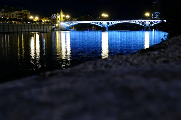 Pont Triana Nuit Éclairé Par Des Lampadaires Avec Rivière Guadalquivir — Photo