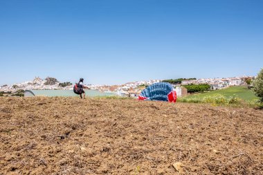 Siyah saçlı Latin adam planörünü havaya uçurmaya çalışıyor.