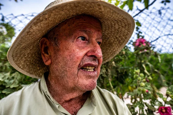 Ritratto Volto Uomo Anziano Con Cappello Paglia Con Piante Fiori — Foto Stock