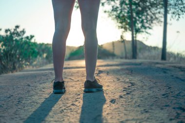 Öğleden sonra parkta koşan genç bir kadının arka plan fotoğrafı.