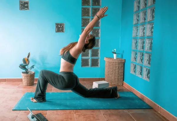 Joven Rubia Latina Enseñando Yoga Una Clase Virtual Casa Con —  Fotos de Stock