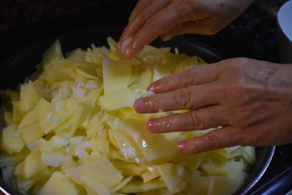 Mãos Uma Mulher Adulta Colocando Batatas Cebolas Para Fritar Uma — Fotografia de Stock