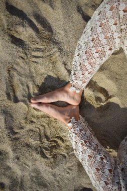 Bacak pozisyonu, ayaklar kumda meditasyon, kadın yoga yapıyor.