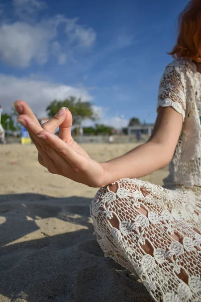 Χέρι Διαλογισμό Στην Παραλία Γυναίκα Πρακτική Γιόγκα Εξωτερικούς Χώρους — Φωτογραφία Αρχείου