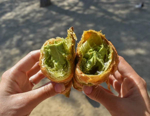 Máslový Croissant Naplněný Zeleným Pistáciovým Krémem — Stock fotografie