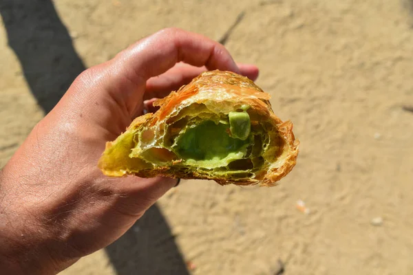 Máslový Croissant Naplněný Matcha Zeleným Čajovým Krémem — Stock fotografie