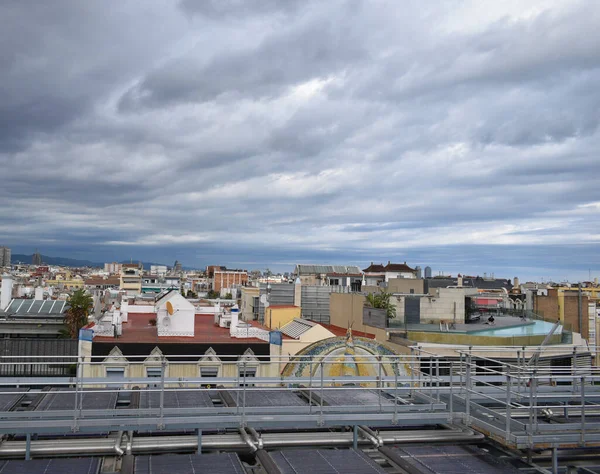 Tormenta Punto Caer Sobre Ciudad Barcelona Cielo Gris Nublado Casas — Foto de Stock