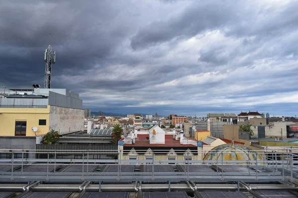 Tormenta Punto Caer Sobre Ciudad Barcelona Cielo Gris Nublado Casas — Foto de Stock