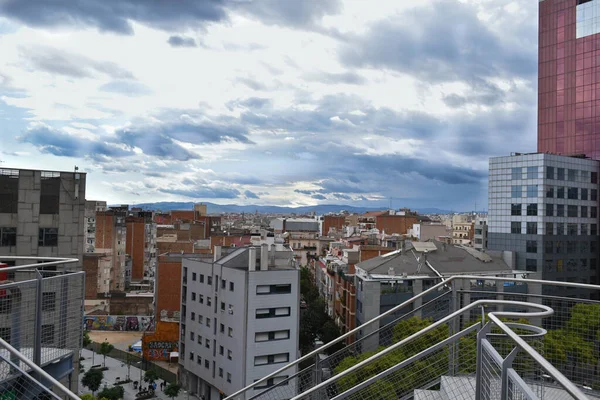 Tormenta Punto Caer Sobre Ciudad Barcelona Cielo Gris Nublado Casas — Foto de Stock