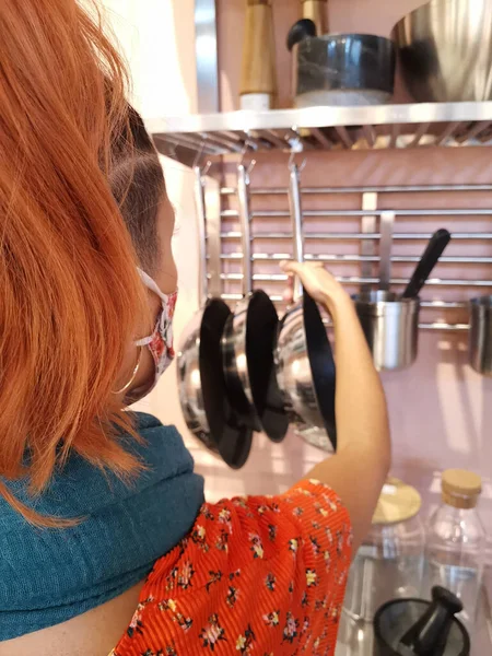 Vrouw Met Een Koekenpan Beginnen Met Koken Haar Keuken Tijdens — Stockfoto