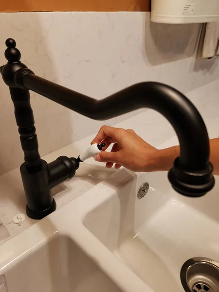 Hand Van Een Vrouw Draaien Het Huis Kraan Water — Stockfoto