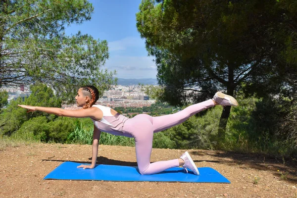 Menina Desportiva Treinando Nádegas Parque Longe Cidade — Fotografia de Stock