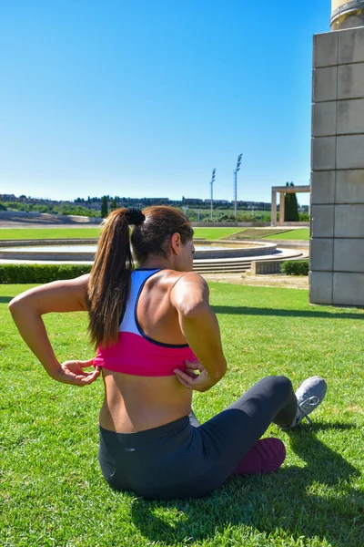 Mujer Sentada Césped Parque Con Ropa Deportiva Para Entrenar — Foto de Stock