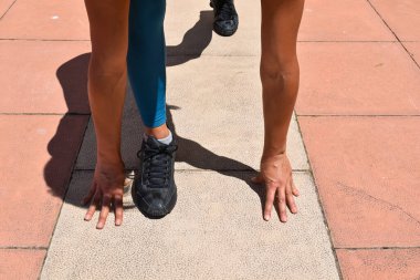 Sanki spor kariyeri yapacaklarmış gibi eller ve bacaklar yerde dinleniyor.