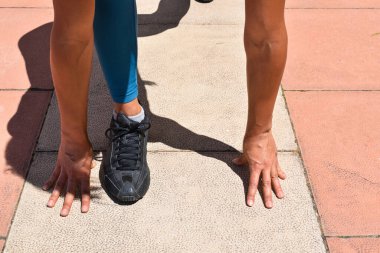 Sanki spor kariyeri yapacaklarmış gibi eller ve bacaklar yerde dinleniyor.