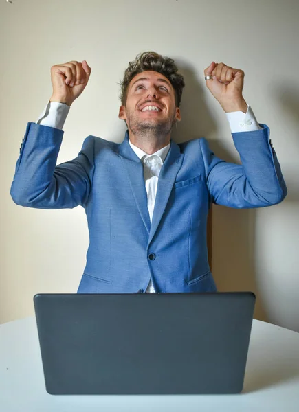 Muž Obleku Sedící Před Počítačem Zvedající Ruce Pro Štěstí Úspěch — Stock fotografie