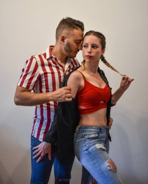 Genç ve romantik çift sarılıyor.