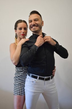 Mutlu ve aşık gelin ve damat siyah beyaz giyinmiş