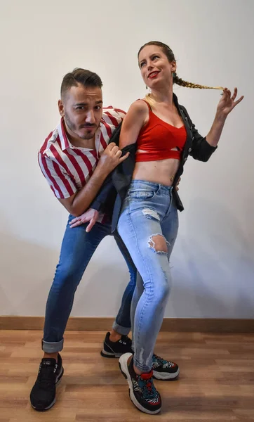 Casal Casa Dos Trinta Posando Dentro Casa Vestindo Roupas Casuais — Fotografia de Stock