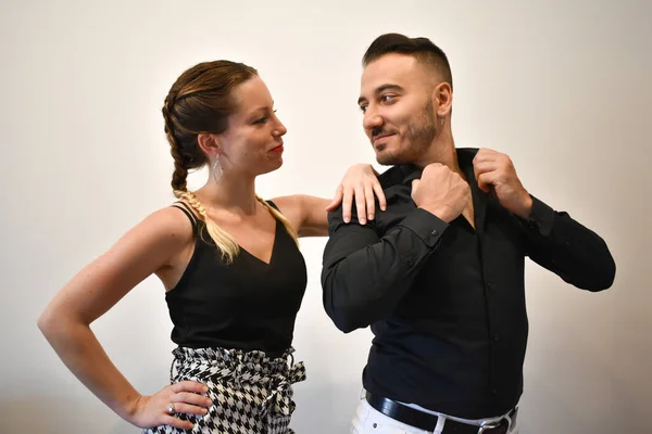 Casal Vestindo Roupas Elegantes Preto Branco Olhando Nos Olhos Outro — Fotografia de Stock