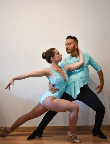 Coppia Ballerini Latino Americani Professionisti Posa Mentre Ballano Abiti Azzurri — Foto Stock