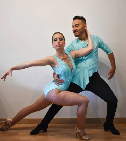 Profissional Dança Latina Casal Posando Enquanto Dança Vestidos Azuis Claros — Fotografia de Stock