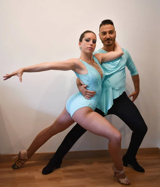 Profissional Dança Latina Casal Posando Enquanto Dança Vestidos Azuis Claros — Fotografia de Stock