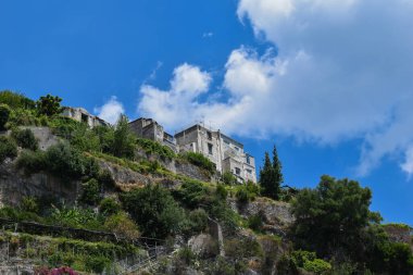 Minori, İtalya, 07 / 19 / 2020: Slerno 'da denize bakan küçük bir kasabanın binaları ve dağları.