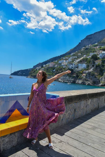 Mujer Joven Con Vestido Largo Posando Junto Mar — Foto de Stock