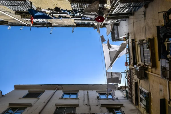 イタリア ナポリ 2020年7月20日 バルコニーの外に吊るされた服 — ストック写真