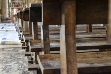 Tamamen boş bir kilisede oturmak için ahşap banklar.