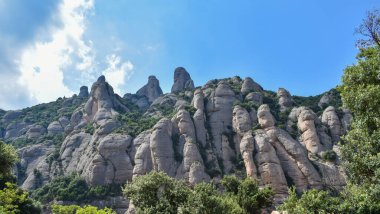 Fotoğraf Montserrat Manastırı 'ndan çekildi. Dağlar ve vadi manzaralı.