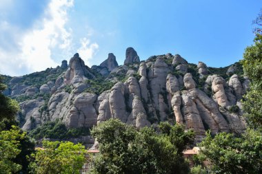 Fotoğraf Montserrat Manastırı 'ndan çekildi. Dağlar ve vadi manzaralı.