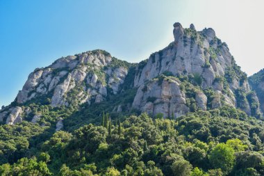Fotoğraf Montserrat Manastırı 'ndan çekildi. Dağlar ve vadi manzaralı.