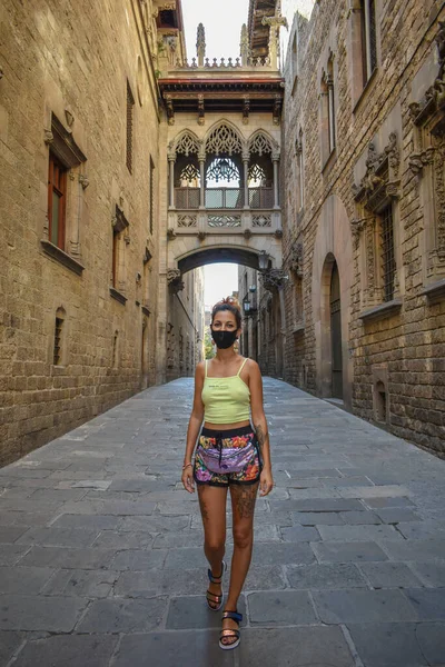 Mujer Con Máscara Quirúrgica Paseando Por Las Calles Vacías Barcelona — Foto de Stock