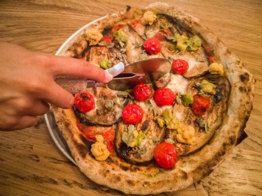 Sebze ve kiraz domatesli vejetaryen pizzası.