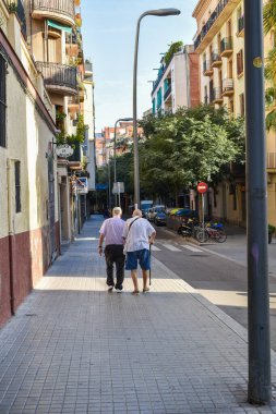 Barselona, İspanya, 08 / 12 / 2020: Sokakta yürüyen iki yaşlı insan.