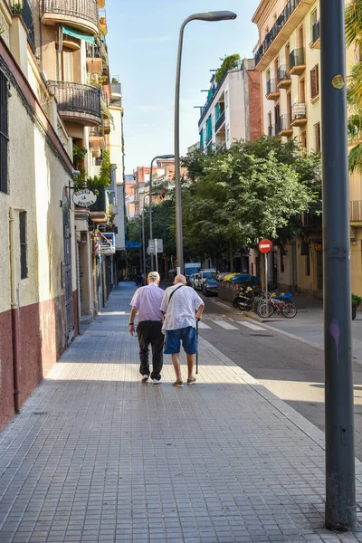 Barcelona España 2020 Dos Personas Mayores Abrazan Caminando Por Las — Foto de Stock
