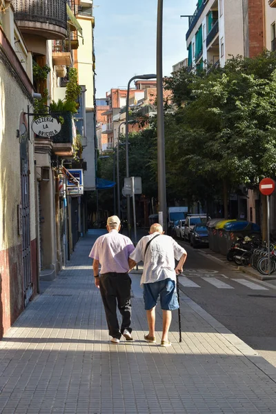 Barselona, İspanya, 08 / 12 / 2020: Sokakta yürüyen iki yaşlı insan.