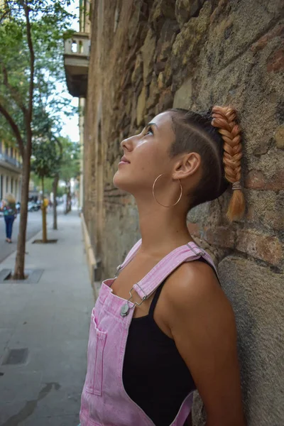Vertikale Aufnahme Einer Attraktiven Frau Die Gegen Eine Wand Posiert — Stockfoto