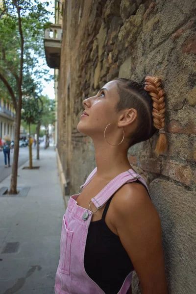 Vertikale Aufnahme Einer Attraktiven Frau Die Gegen Eine Wand Posiert — Stockfoto