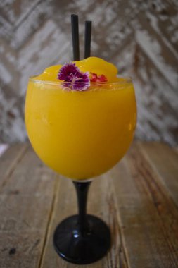 Süs olarak yenilebilir çiçekleri olan tropik meyve taneleri..