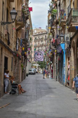Barselona, İspanya, 08 / 23 / 2020: Raval Mahallesindeki renkli cadde, Coronavirus sırasında çekilmiş fotoğraf.