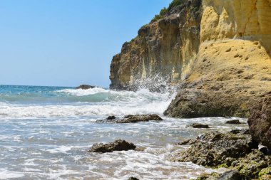Akdeniz 'in dalgaları kayalara çarpıyor..