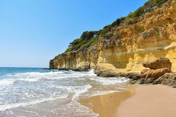 Tarragona 'nın altın sahilindeki kumsal, küçük dalgalar ve ince altın kum.