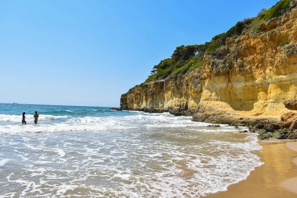 Tarragona, İspanya, 08 / 24 / 2020: Tarragona 'da Costa Dorada sularında yıkanan çift.